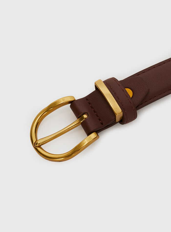 Faux leather belt Gold-toned hardware, buckle fastening