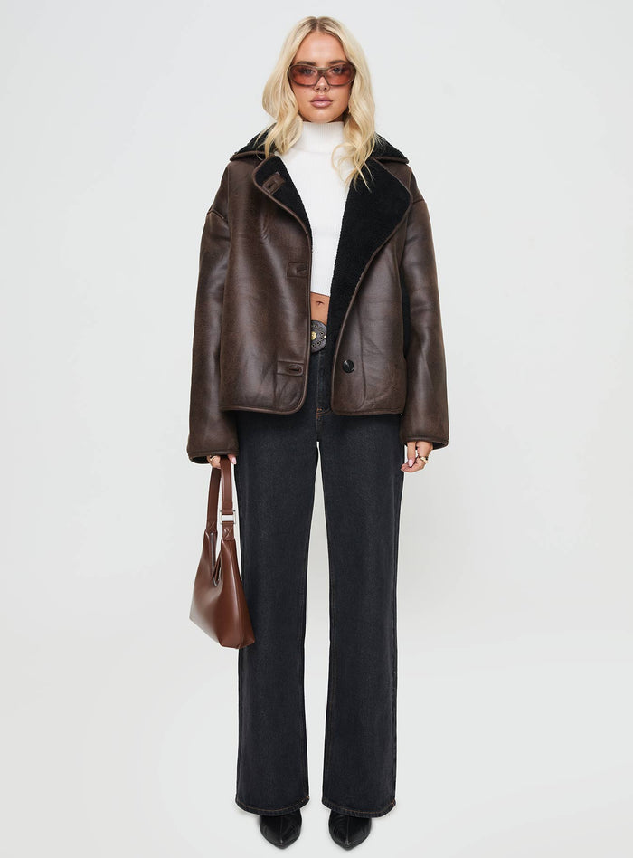 Oversized fit, twin pockets, button fastening